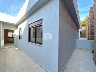 Fachada externa de uma residência em Lajeado, Brasil, com revestimento cinza claro.