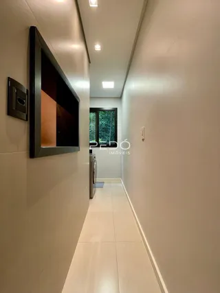 Uma imagem de um corredor interno de uma propriedade.