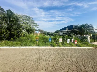 Vista da fachada de uma residência com vegetação ao redor em Lajeado, Brasil.
