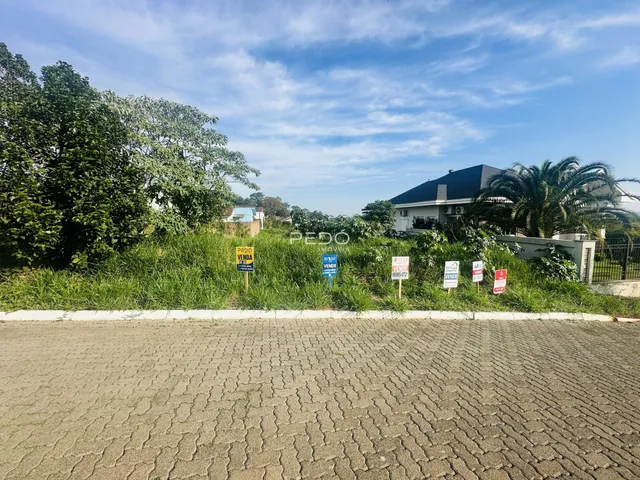 Vista da fachada de uma residência com vegetação ao redor em Lajeado, Brasil.