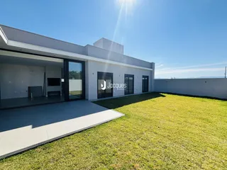 Fachada externa de uma casa moderna com jardim gramado em Lajeado, Brasil.