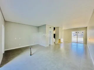 Ambiente interno amplo e claro de uma residência.