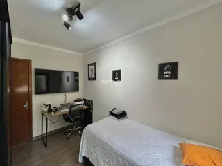 Quarto com cama e televisão em um apartamento.
