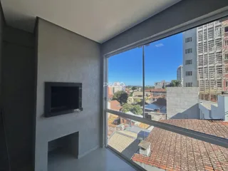 Vista da sala de estar com grande janela para a paisagem urbana.