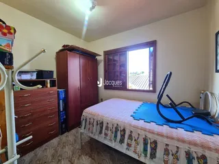 Quarto com cama e armário de madeira.