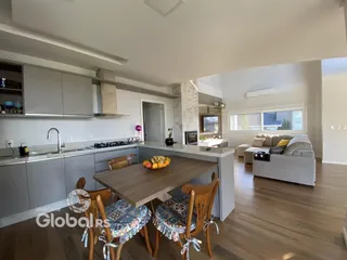 Uma cozinha e sala de jantar em um imóvel no Brasil.
