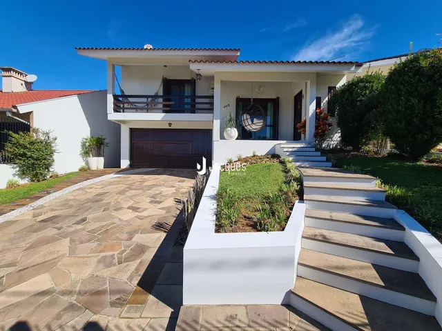 Fachada de uma casa em Lajeado, Brasil, com jardim e acesso por escadaria.