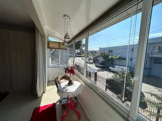 Sala de estar com grande janela de vidro voltada para o exterior.