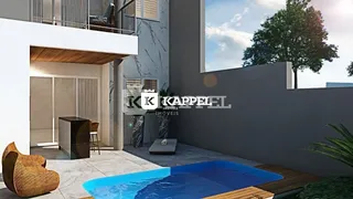 Foto de uma piscina externa com deck de madeira em uma residência moderna.