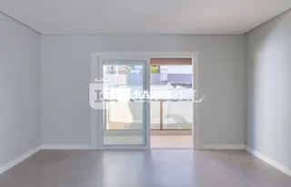 Ambiente interno com paredes brancas e piso claro.