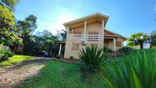 Vista externa de uma casa em Lajeado, Brasil, com jardim verde e vegetação ao redor.