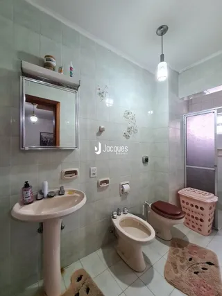 Foto do interior de um banheiro com pia e espelho.