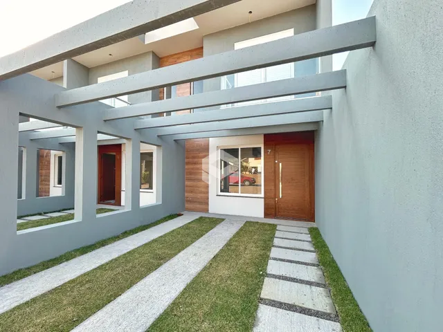 Fachada moderna de uma residência em Lajeado, Brasil, com jardim e caminho.