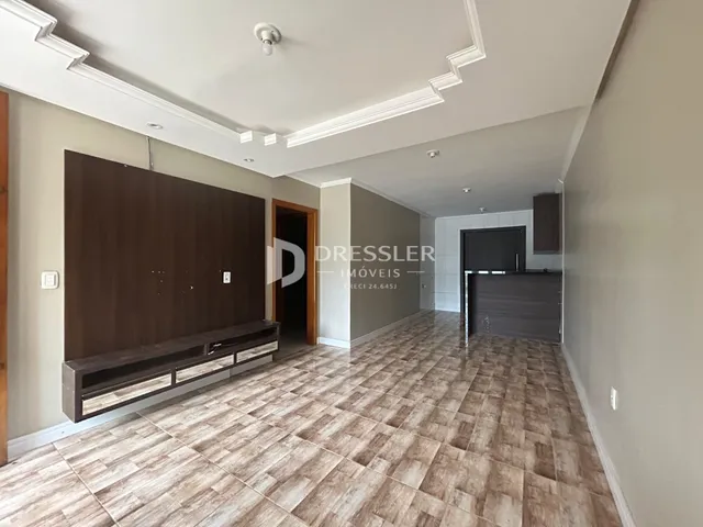 Sala de estar com piso de cerâmica e painel de madeira.
