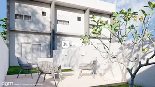Fachada de uma residência moderna com deck e jardim.