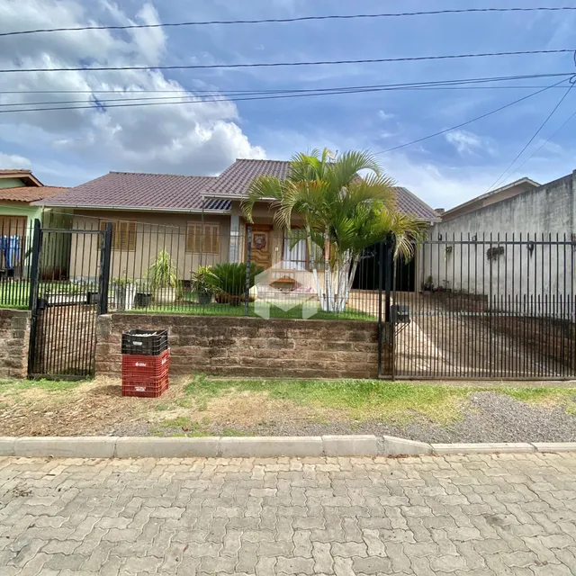 Vista da fachada de uma residência em Lajeado, Brasil, com cerca e jardim.