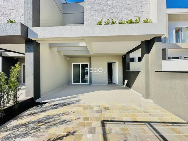 Fachada de um prédio residencial em Lajeado, Brasil com área externa pavimentada.