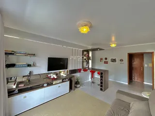 Sala de estar ampla com decoração moderna e iluminação clara.