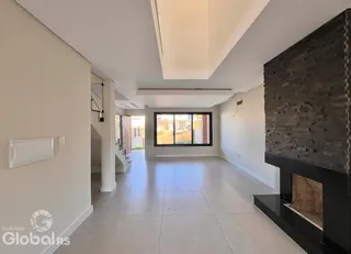 Interior de um corredor com parede de tijolos expostos.