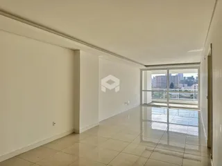 Corredor interno com piso de cerâmica e porta de vidro que dá para a vista.