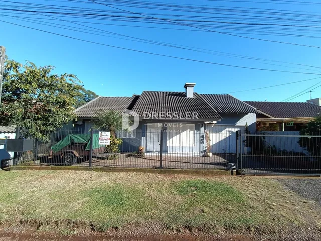 Vista externa de uma residência em Lajeado, Brasil, com cerca e gramado na frente.