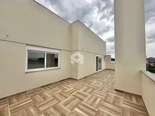 Fachada de uma residência com piso de madeira em Lajeado, Brasil.