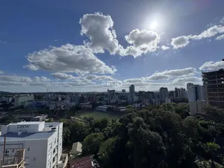 Vista aérea de uma paisagem urbana com vegetação densa.