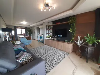 Sala de estar com sofá e piso de padrão geométrico.