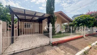 Fachada de uma residência com cerca e portão em Lajeado, Brasil.