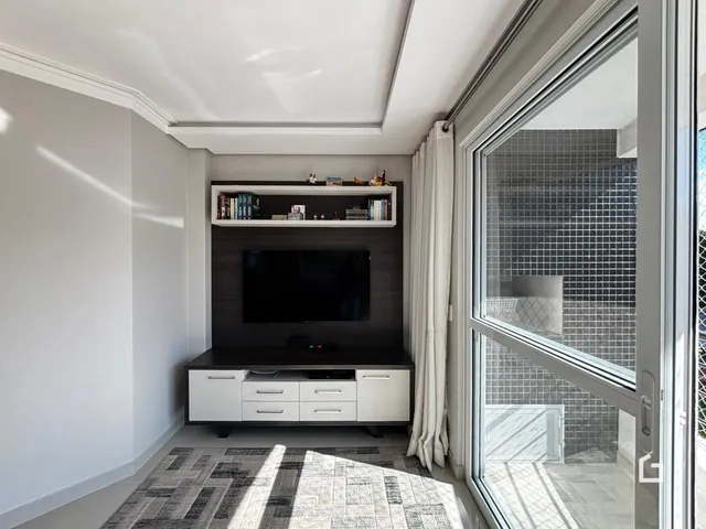 Sala de estar com grande porta de vidro e vista externa.