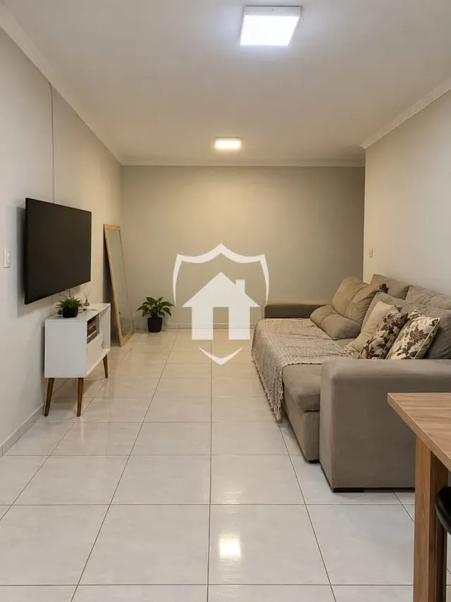 Sala de estar com sofá e piso de cerâmica clara.