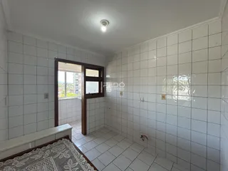 Foto de um quarto com piso de cerâmica e paredes brancas.