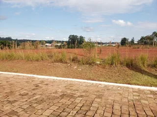 Foto de uma área de terra aberta e seca em Lajeado, Brasil.