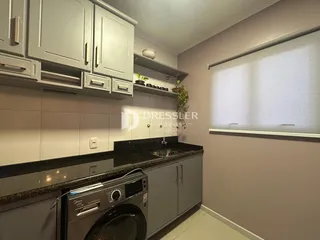 Foto de uma cozinha com armários e bancada.
