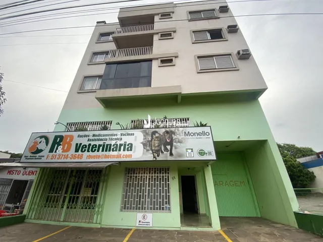 Fachada de um prédio residencial de vários andares em Lajeado, Brasil.