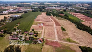 Vista aérea de uma propriedade rural com campos e vegetação na região de Lajeado.