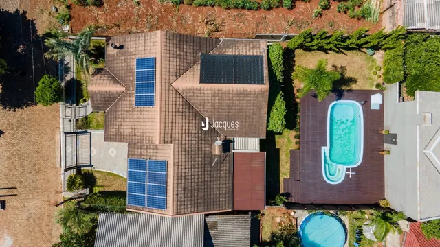 Vista aérea da propriedade residencial em Lajeado, Brasil, mostrando o telhado e a área externa.