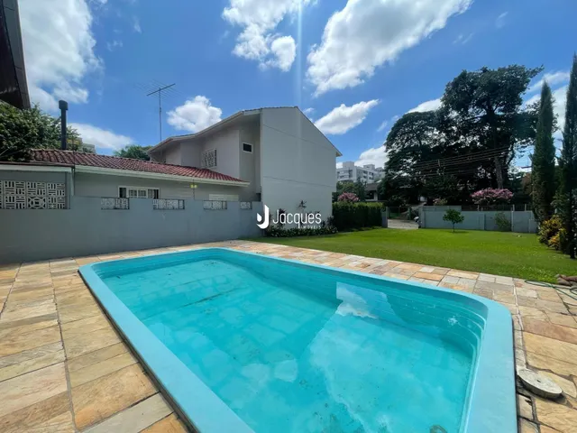 Vista externa de uma casa com piscina e jardim em Lajeado, Brasil.