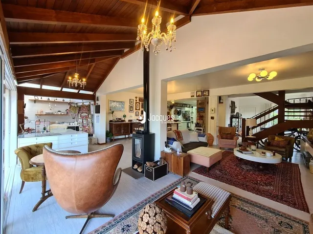 Sala de estar com teto de madeira e vigas expostas.