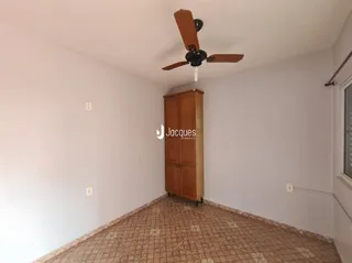 Quarto interno com piso de cerâmica e armário de madeira.