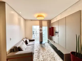 Sala de estar com sofá e armários em um apartamento.