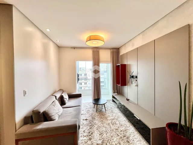 Sala de estar com sofá e armários em um apartamento.