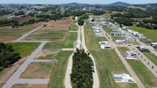 Vista aérea de um loteamento em Lajeado, Brasil, mostrando áreas verdes e estradas.