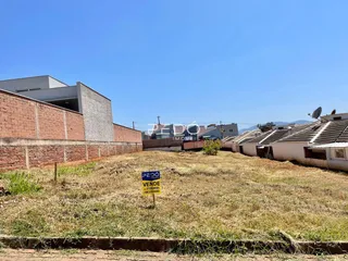 Parede de tijolos e terreno gramado seco em Lajeado.