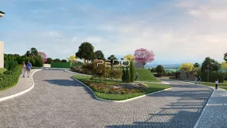 Vista externa de uma propriedade com paisagismo e área pavimentada.
