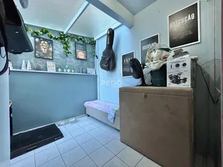 Foto de um quarto com cama e decoração de parede em Lajeado.