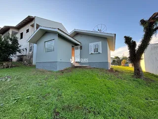 Fachada de uma casa em Lajeado, Brasil, com gramado verde.