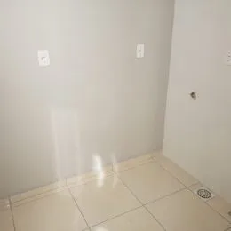 Parede branca de um cômodo interno.