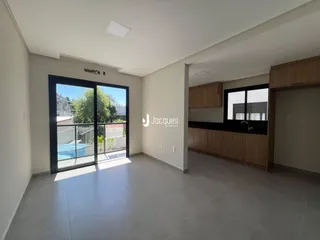 Sala de estar com portas de vidro que dão acesso a uma área externa.