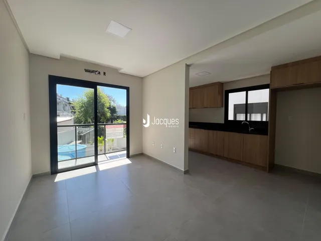Sala de estar com portas de vidro que dão acesso a uma área externa.